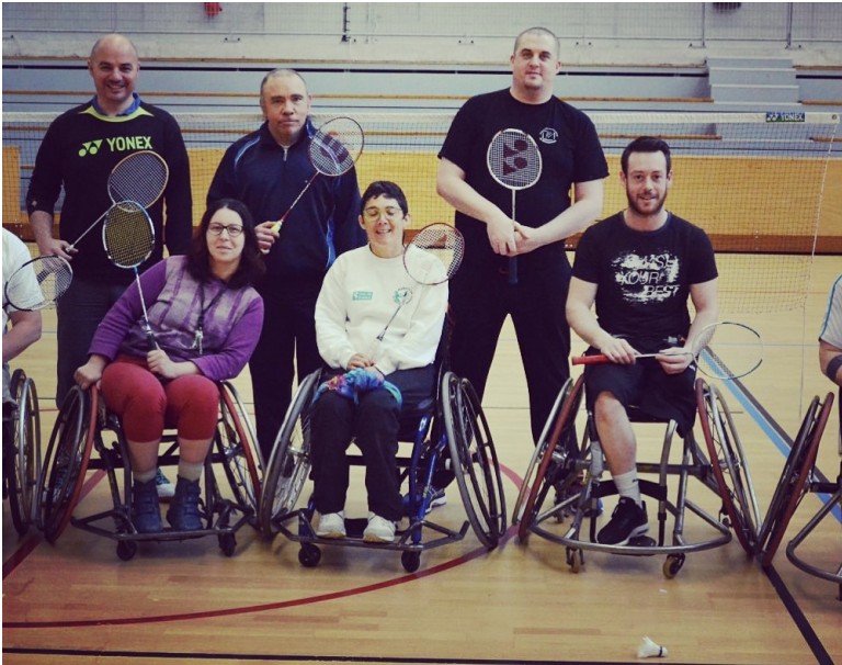 Séance de badminton pour les personnes en situation de handicap ou souffrant de maladies chroniques.